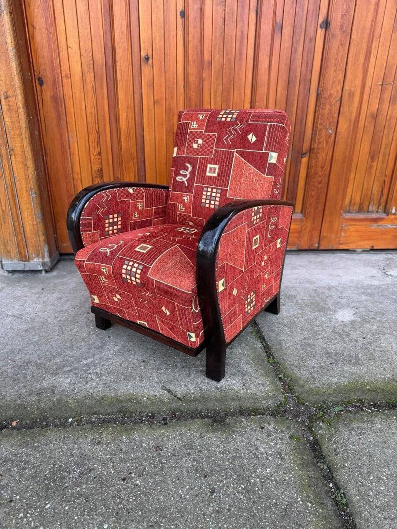 Fauteuil Art Déco rouge en tissu à motif « nouveau », cadre bois massif, 1930s