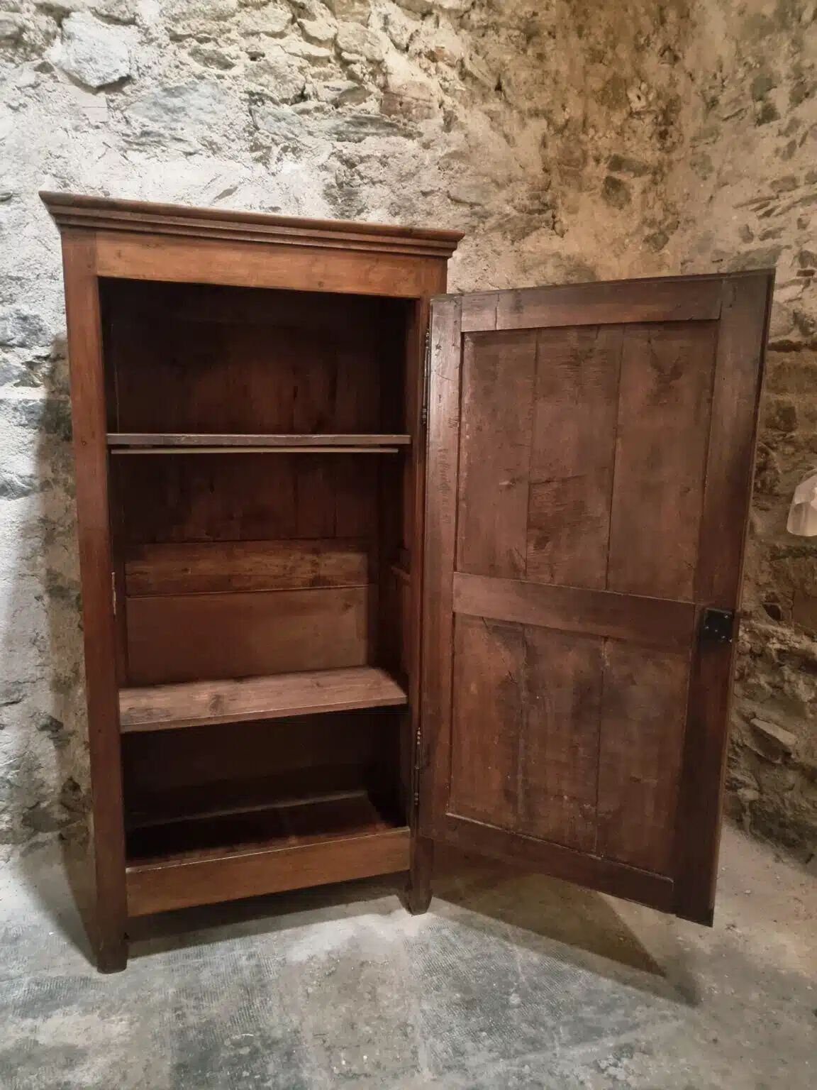Armoire à linge, bonnetière ancienne en merisier français