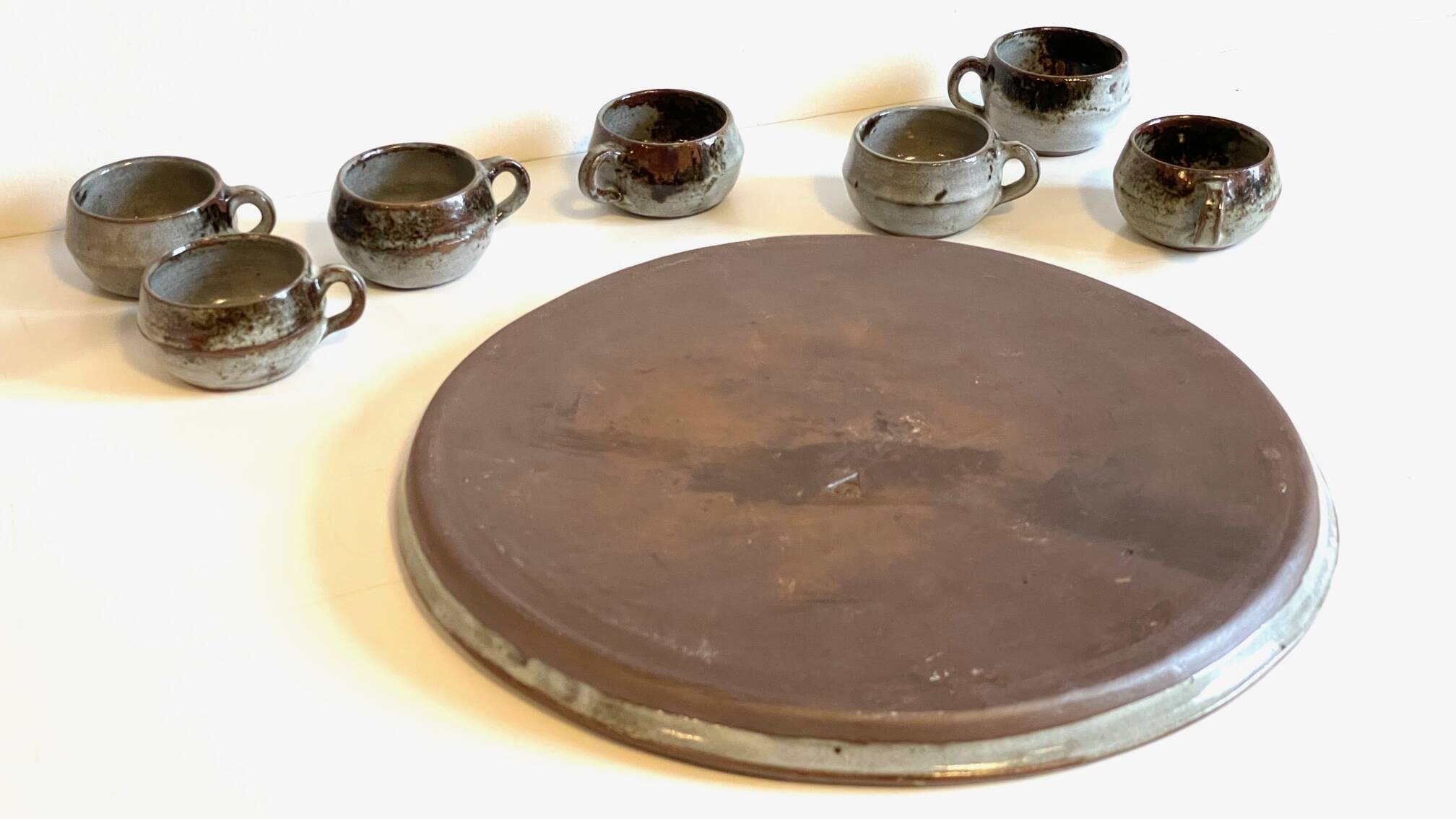 Enamelled stoneware tray and its 7 cups