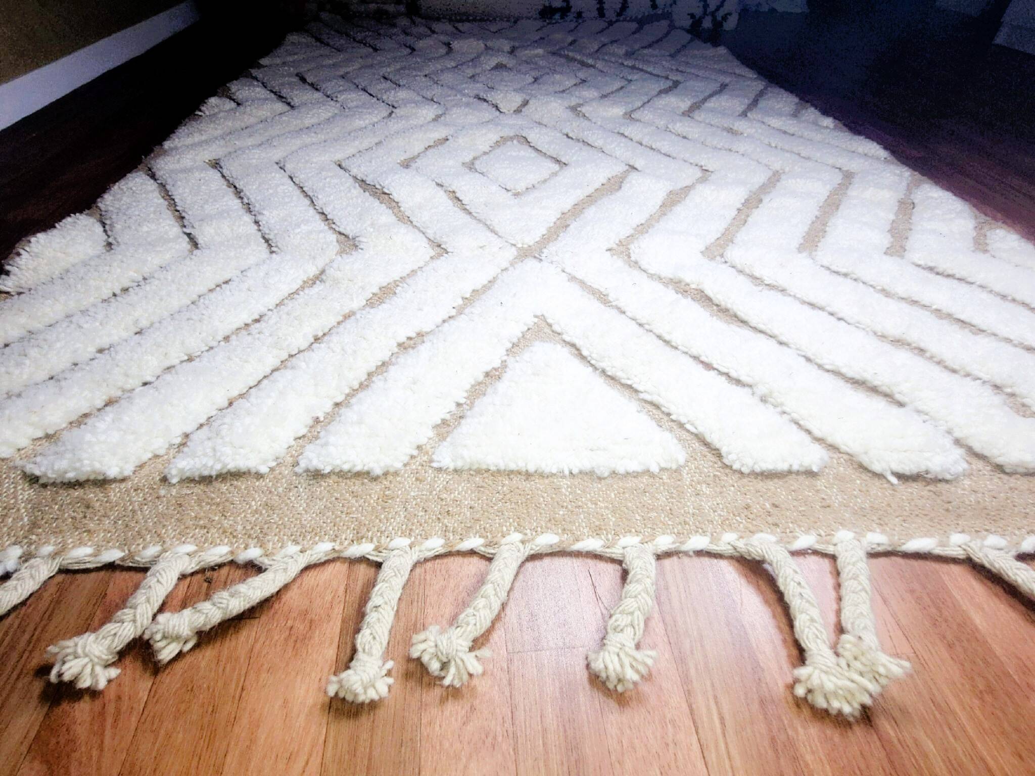 Superb handcrafted Berber rug made of natural wool, a unique piece