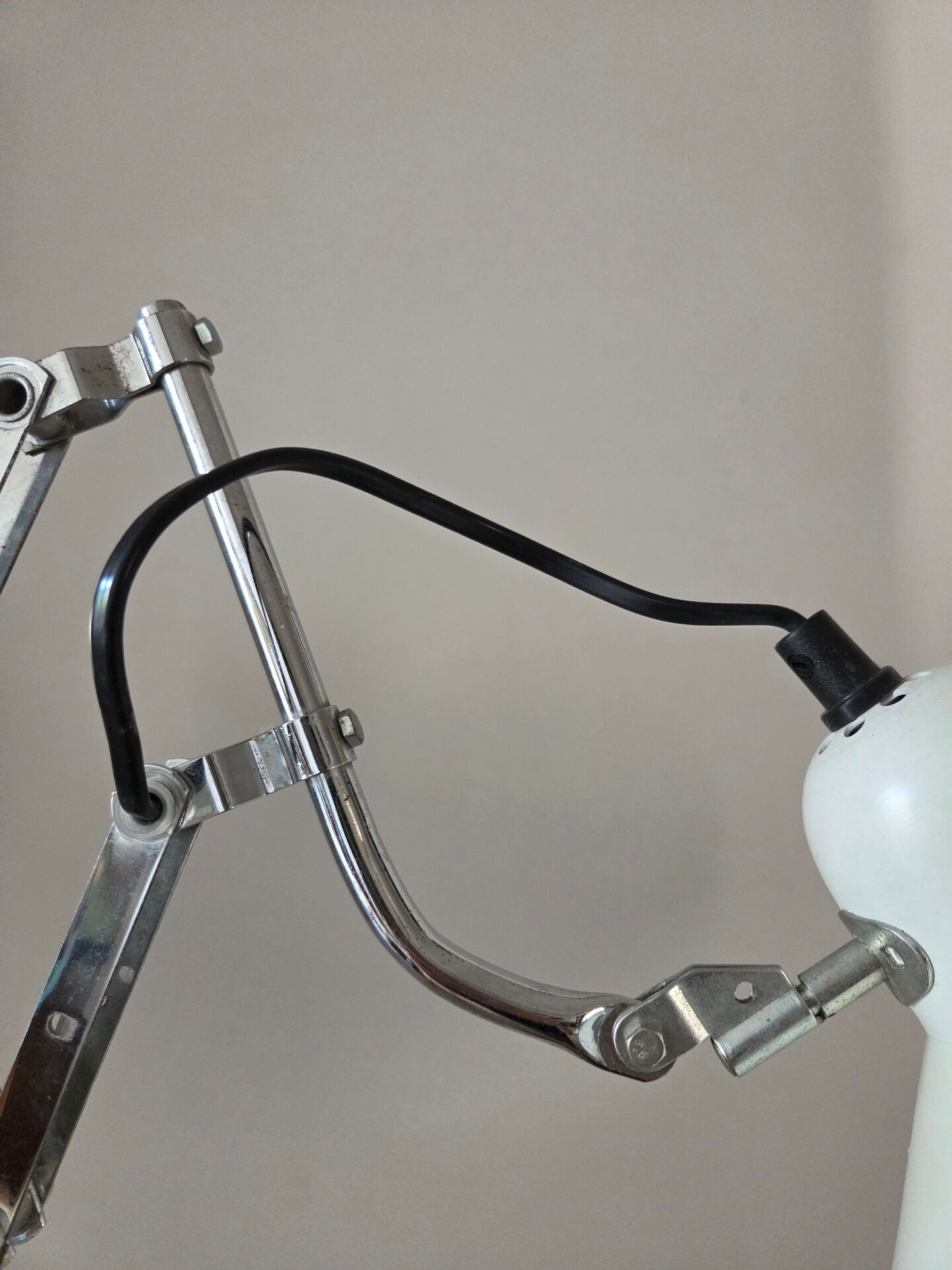 Wall lamp scissors