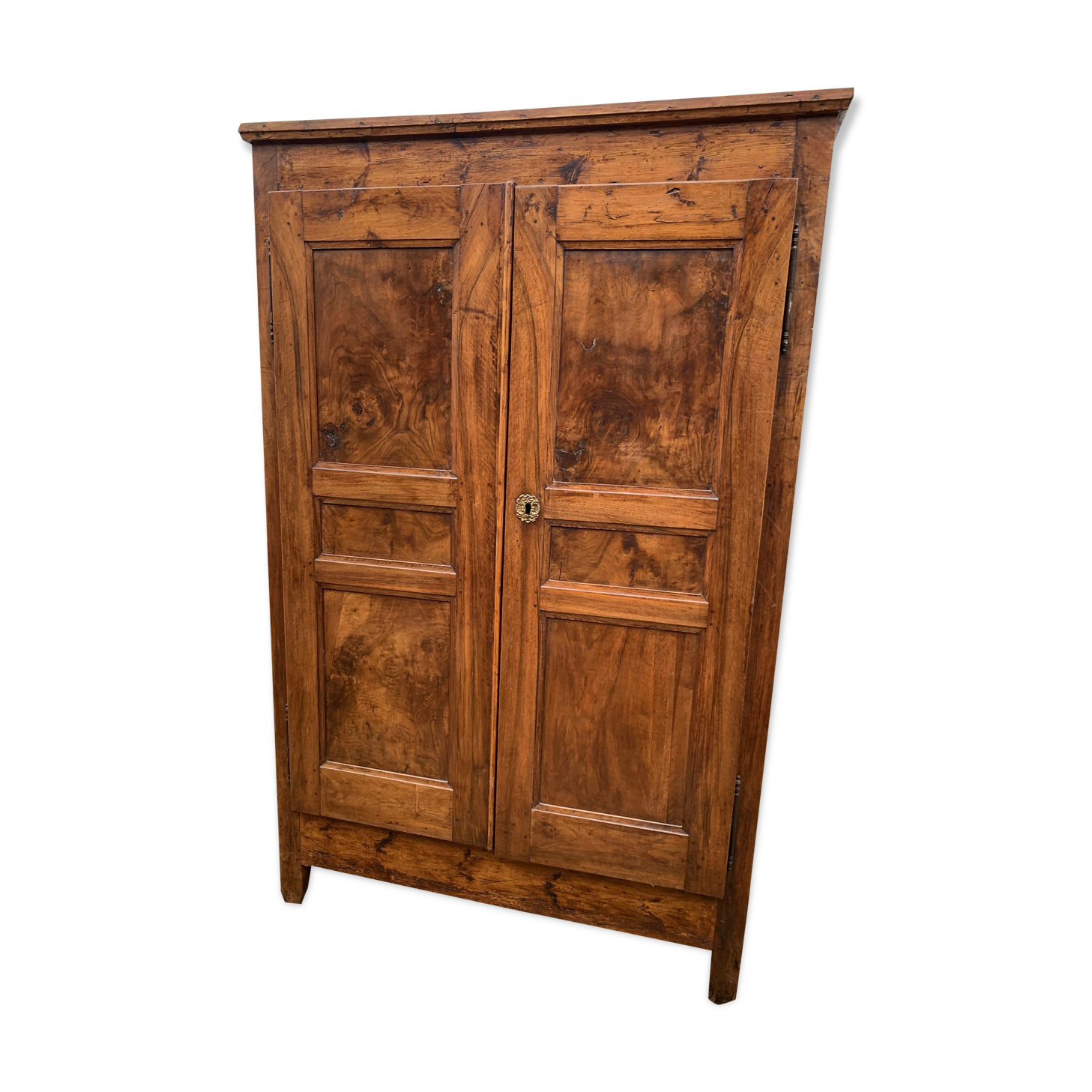 Armoire lingère de village en campagne