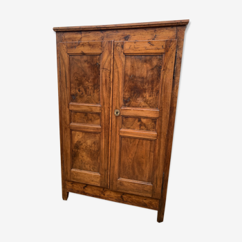 Armoire lingère de village en campagne