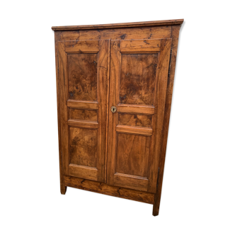 Armoire lingère de village en campagne
