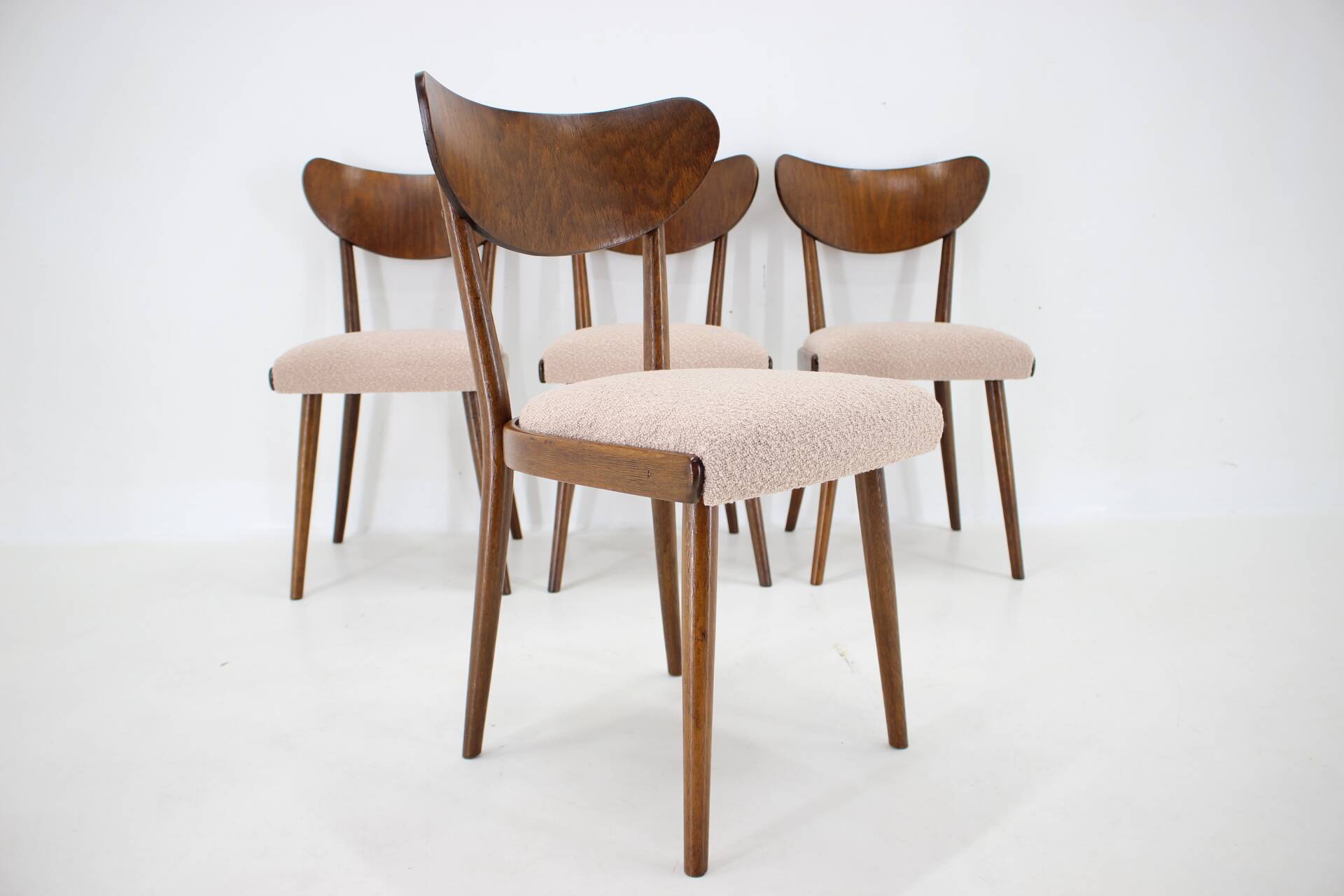 Ensemble de quatre chaises de salle à manger en hêtre restaurées des années 1950, Tchécoslovaquie