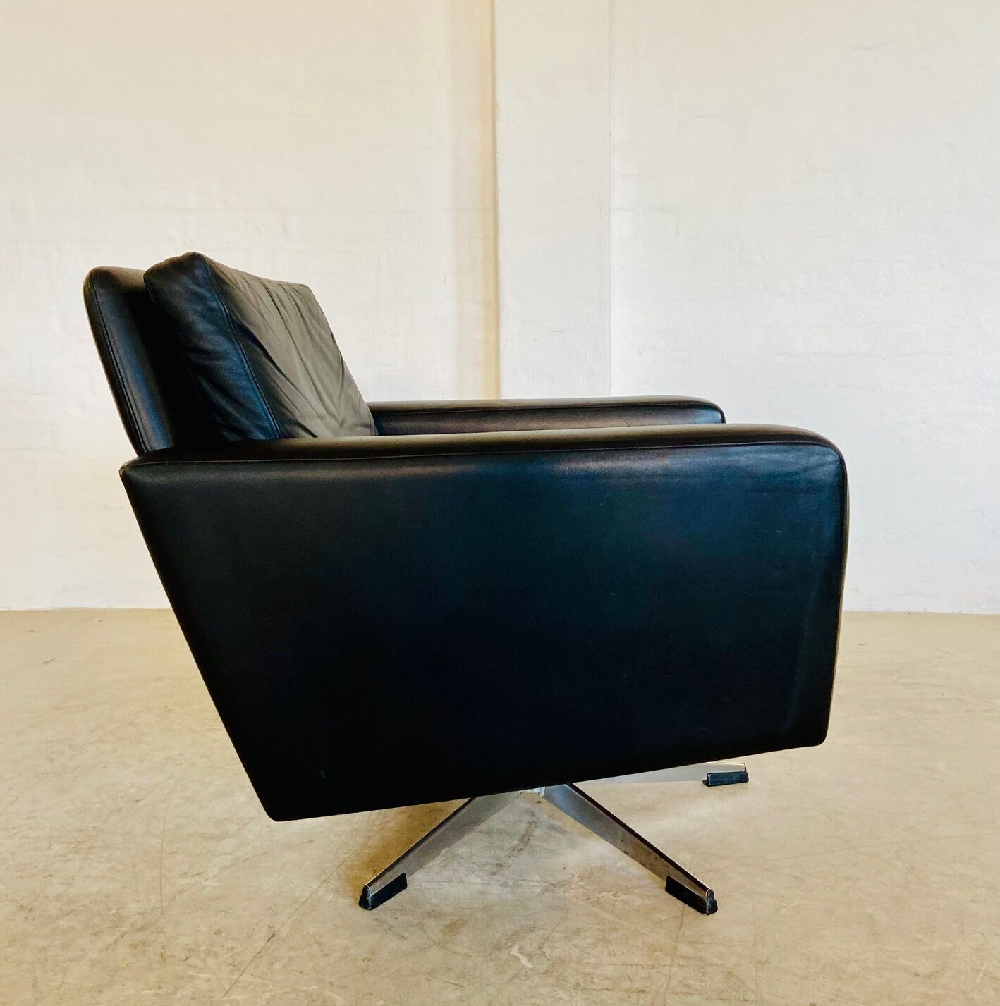 Vintage Danish swivel chair in black leather by Georg Thams