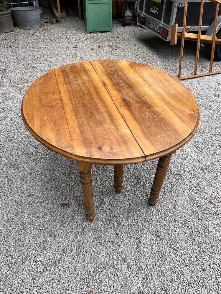 Coffee table with drop-leaves
