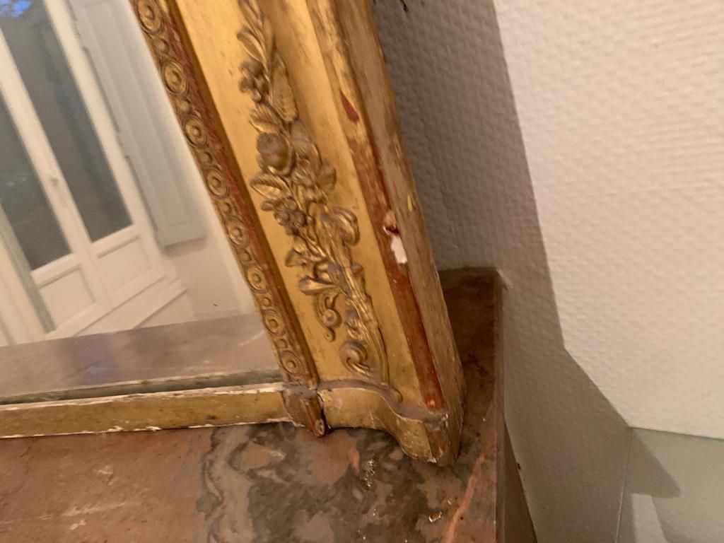 Nineteenth century mirror in wood and stucco gilded with rich gold leaf ornamentation, 101x127 cm