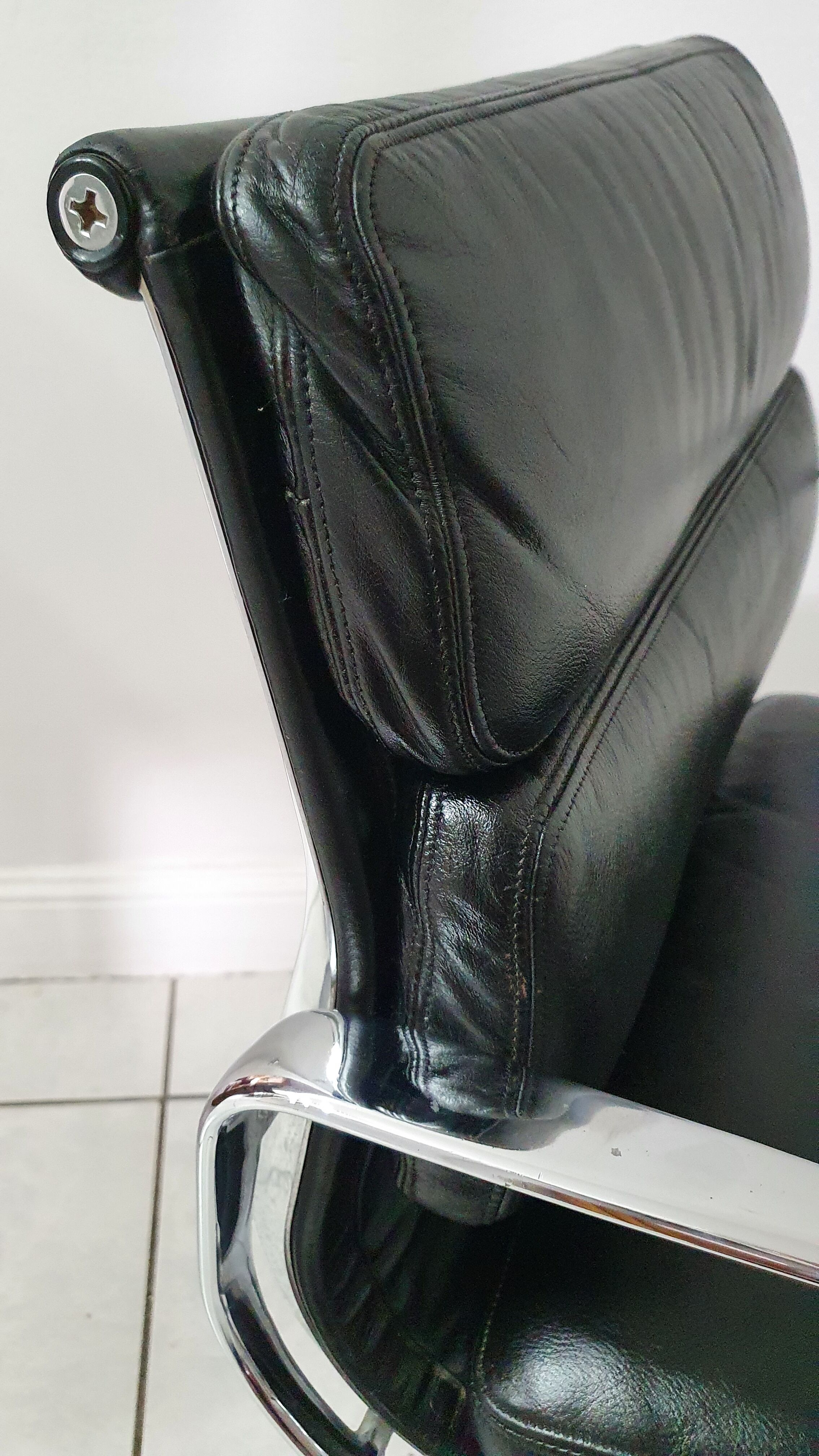 Fauteuil EA208 soft pad Charles et Ray Eames édition Herman Miller