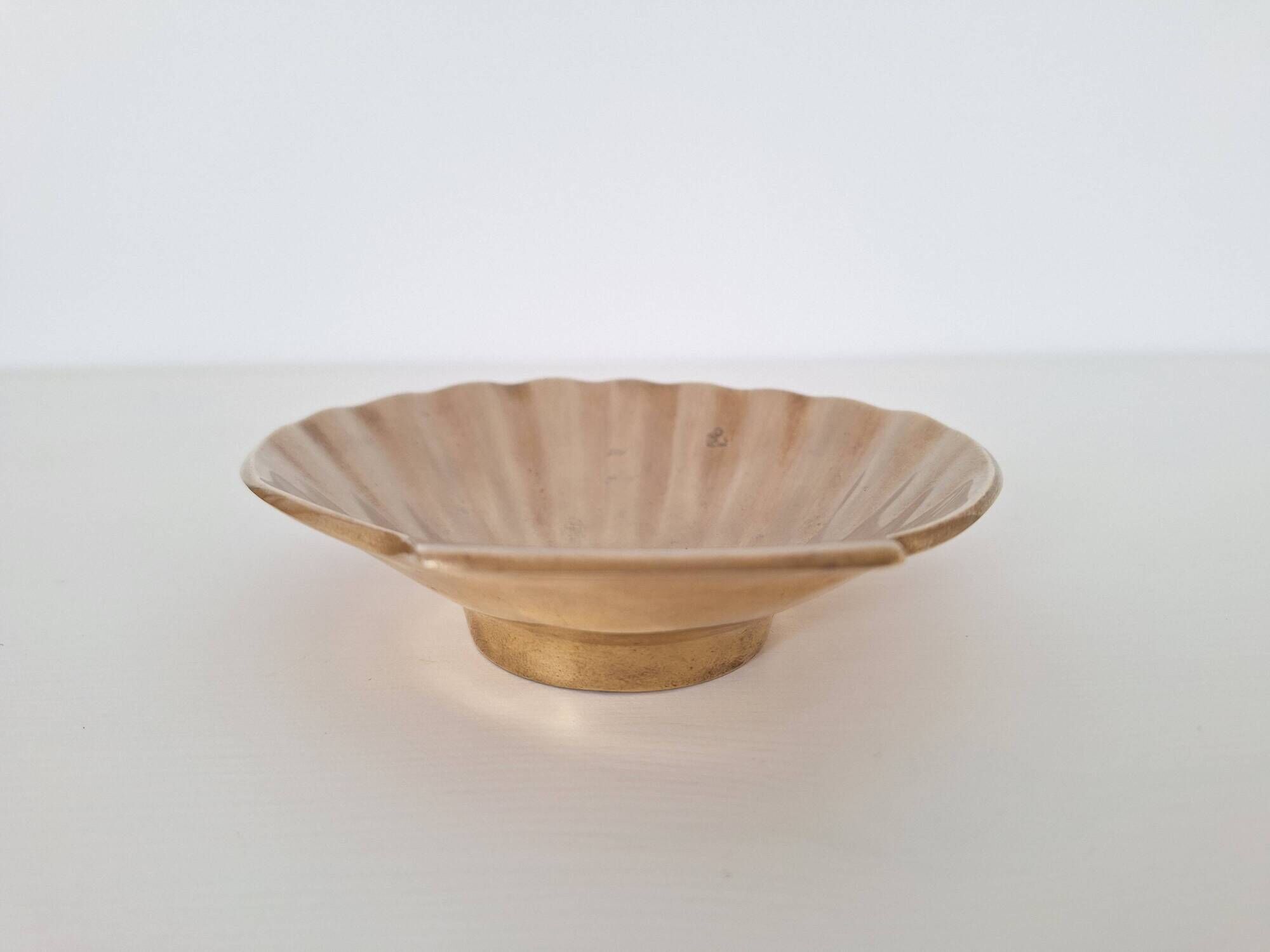 Shell-shaped brass catchall