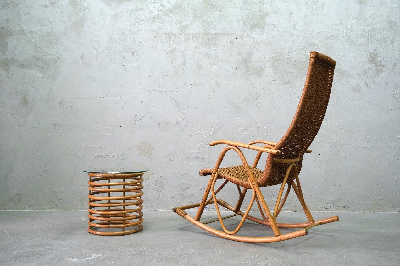 Rocking chair et table d’appoint en bambou de FM, années 1950