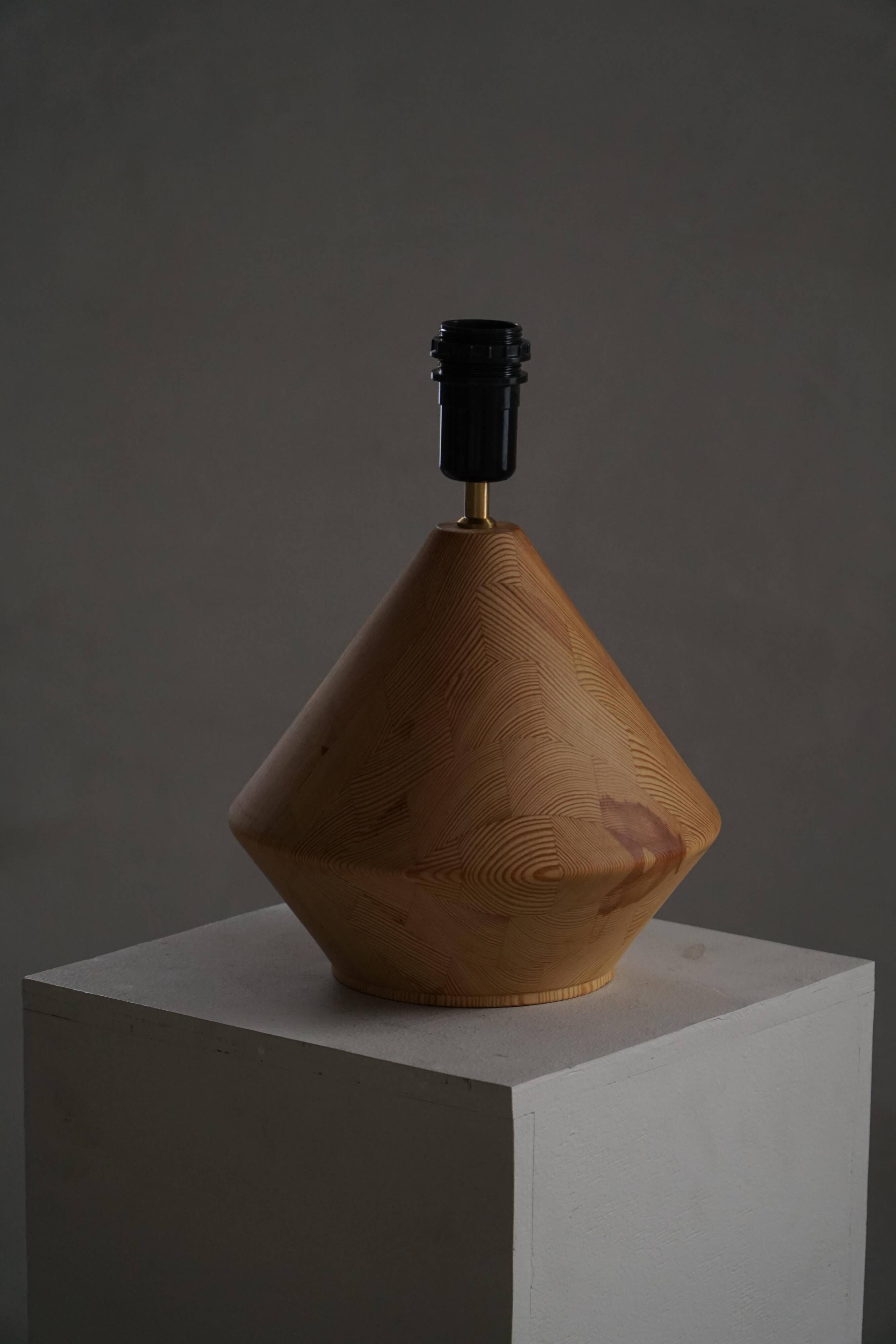Sculptural Danish modern table lamp in wood by Kirk, 1980s.
