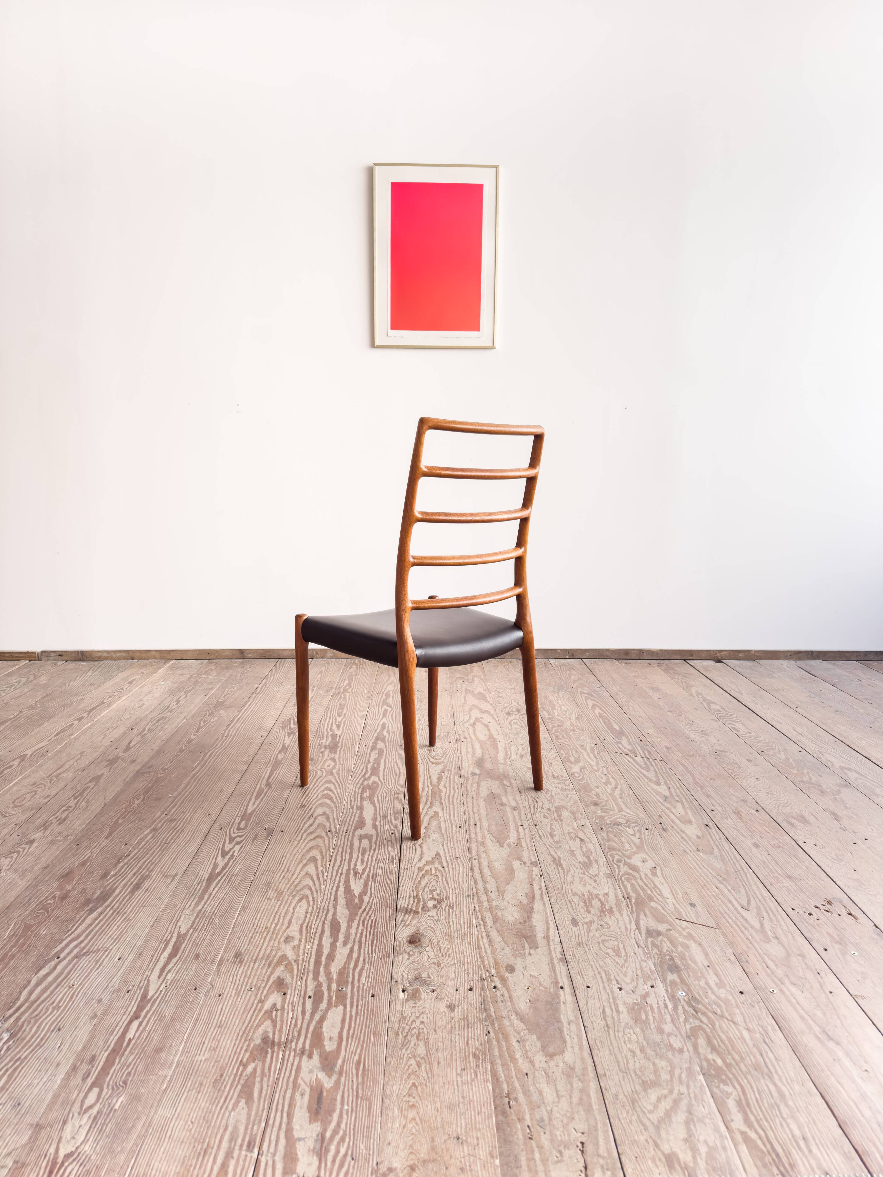 Chaise modèle 82 « Ambassade » en teck massif par Niels O. Møller, Danemark