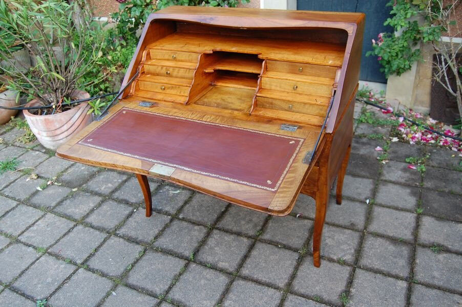 Louis XV Louis XVI period sloping desk in walnut from the 18th century