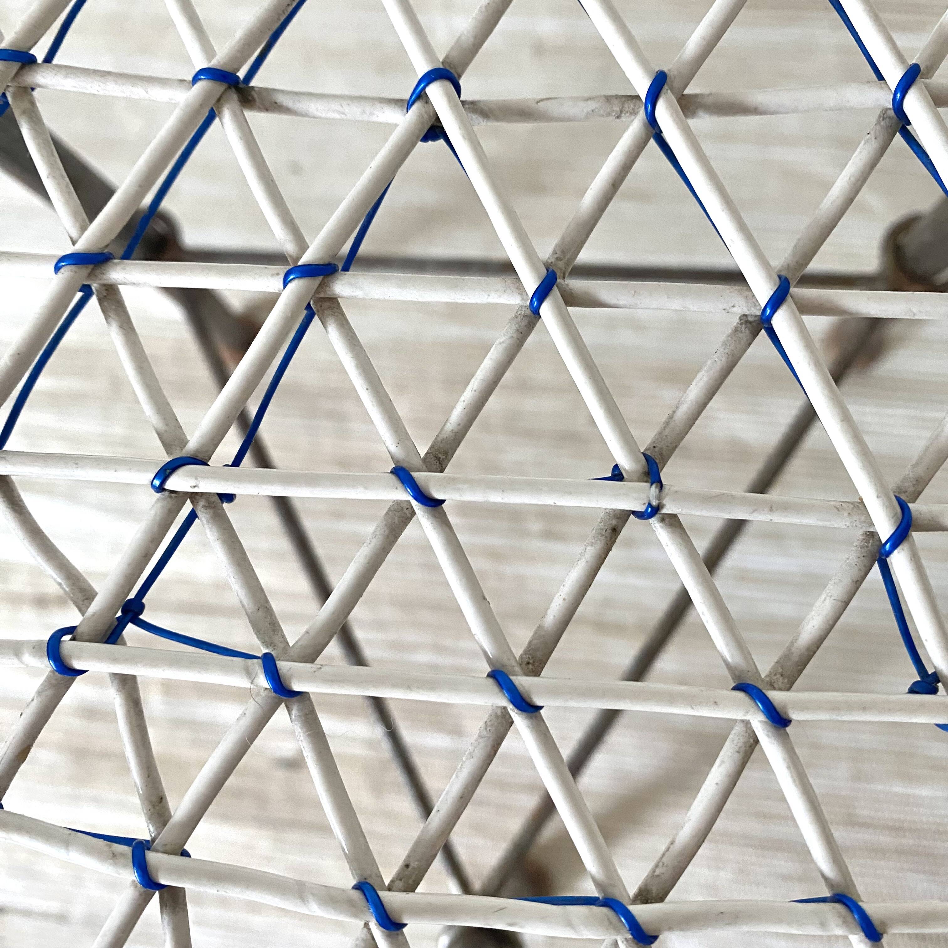 Folding stool in metal and braided scoubidou wire