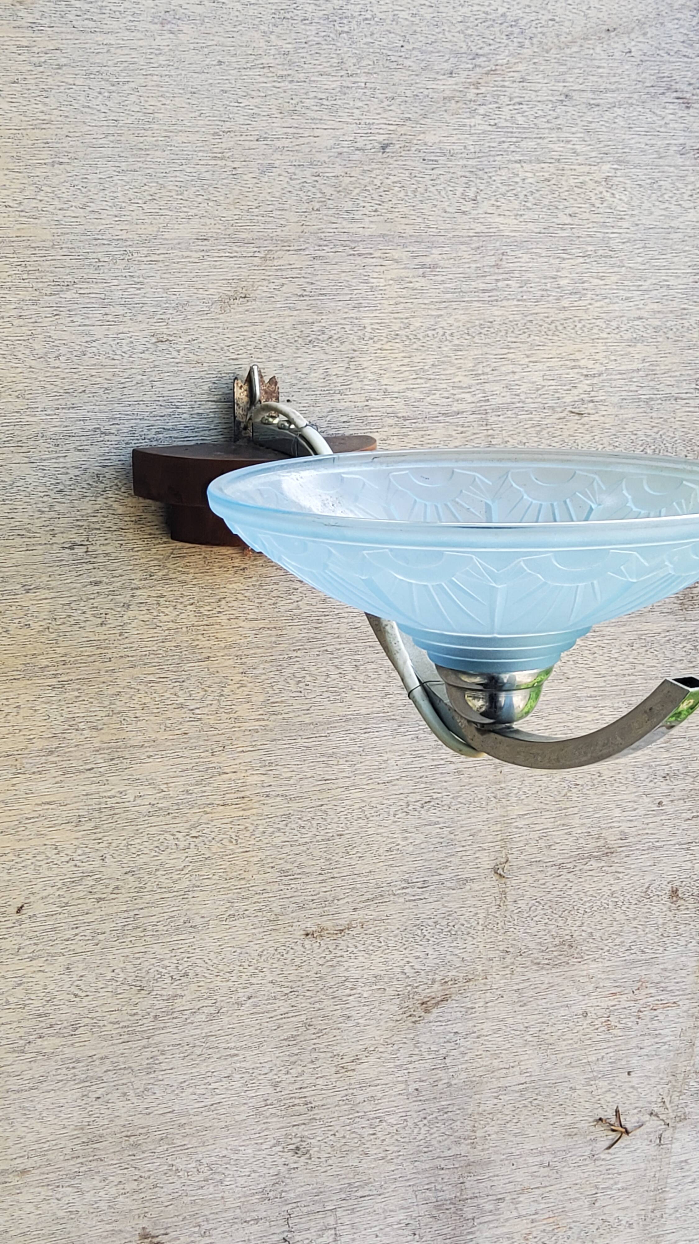 Paire d'appliques art déco en verre opalescent bleu laiton nickelé et bois des années 30