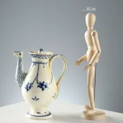 Cafetière ancienne en faïence blanche décorée, Europe XIX Century