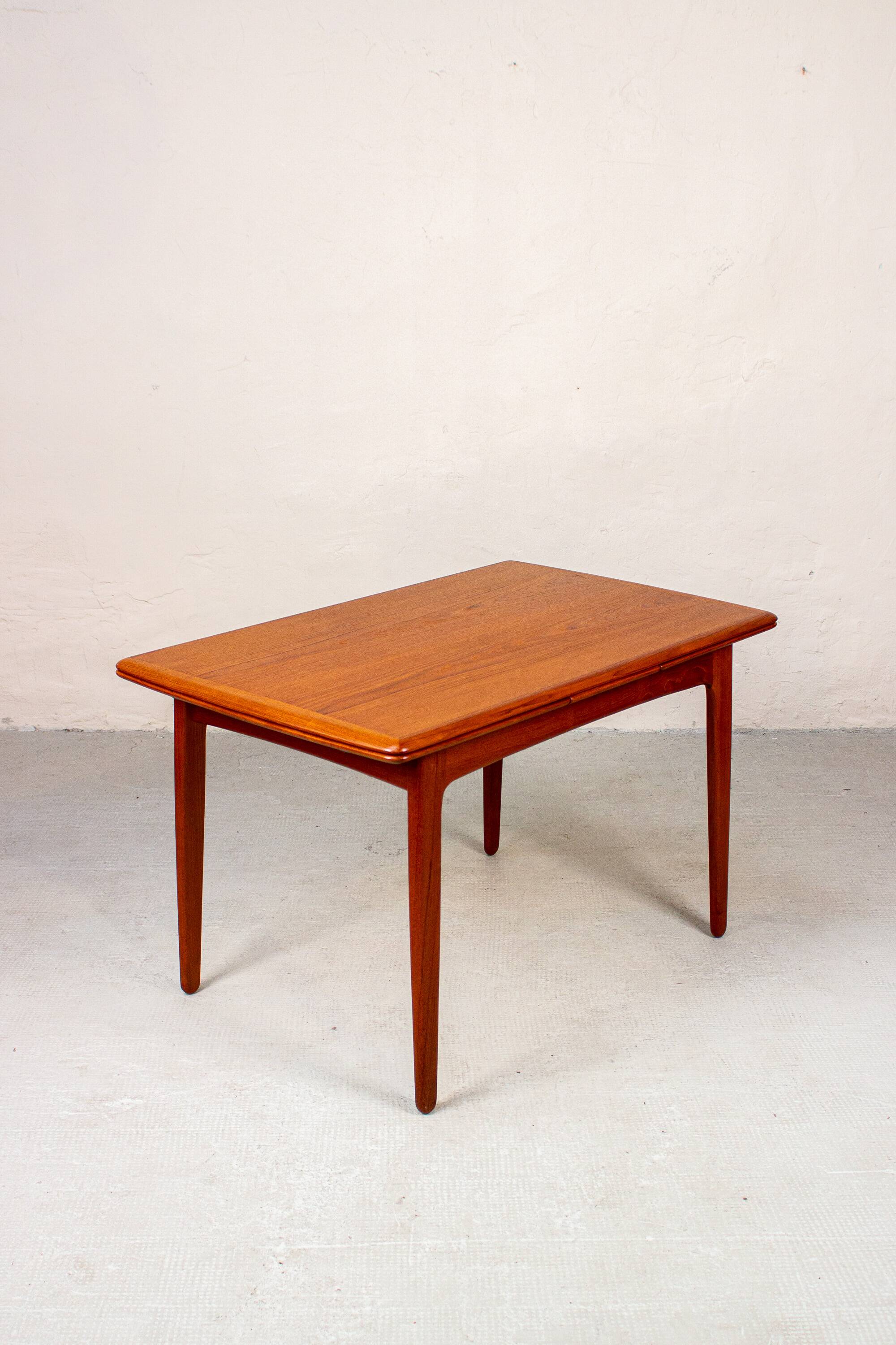Dining table Svend Aaage Madsen in vintage teak, mid-century Danish from the 1960s.