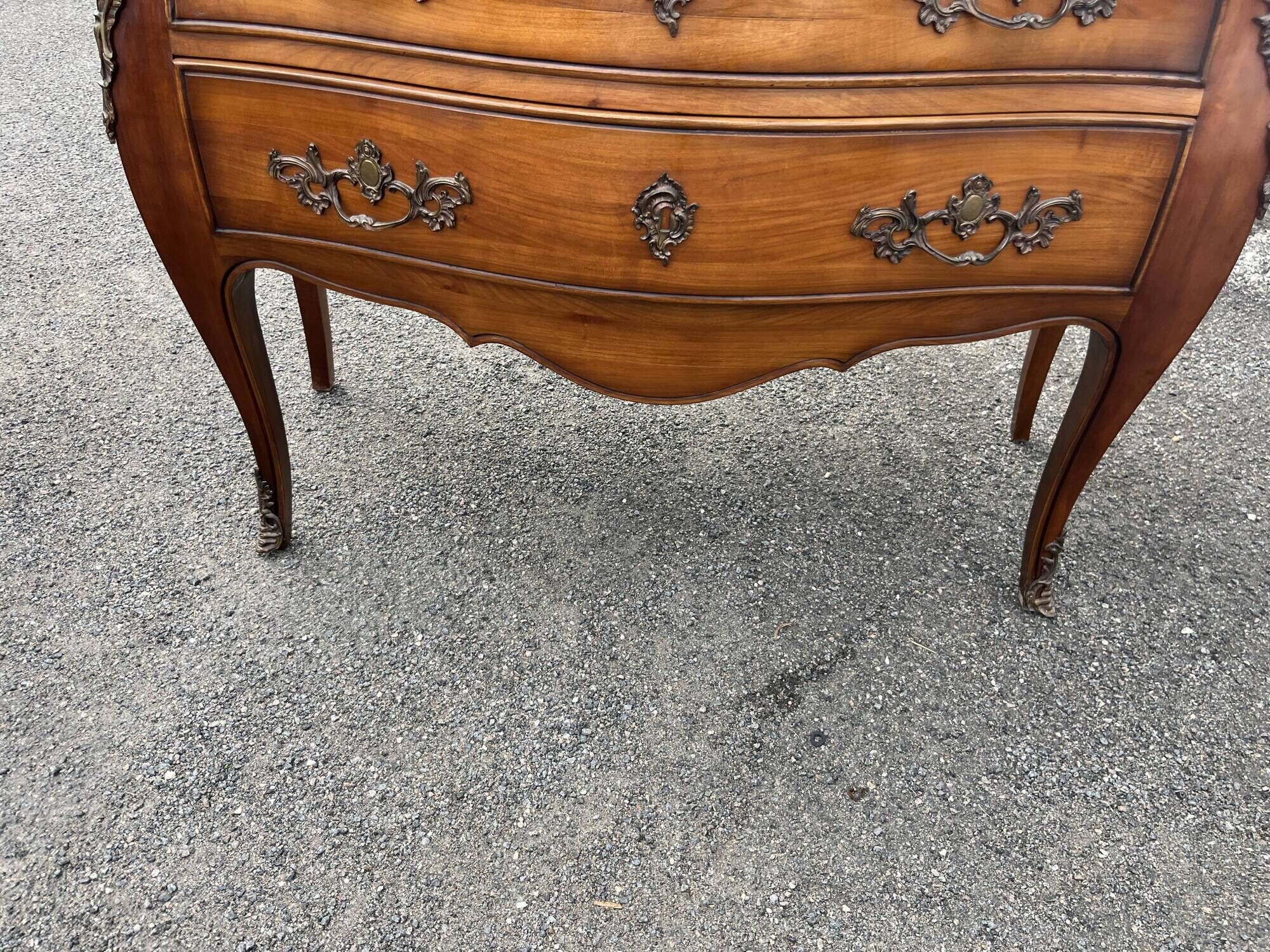 Commode ancienne de style Louis XV en bois - Commode sauteuse galbée avec b