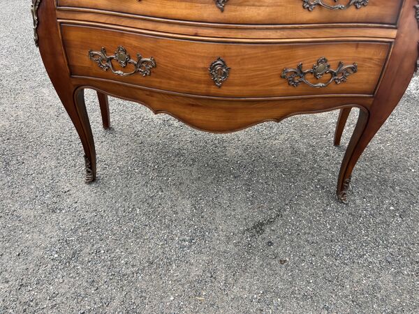 Commode ancienne de style Louis XV en bois - Commode sauteuse galbée avec b