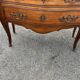 Commode ancienne de style Louis XV en bois - Commode sauteuse galbée avec b