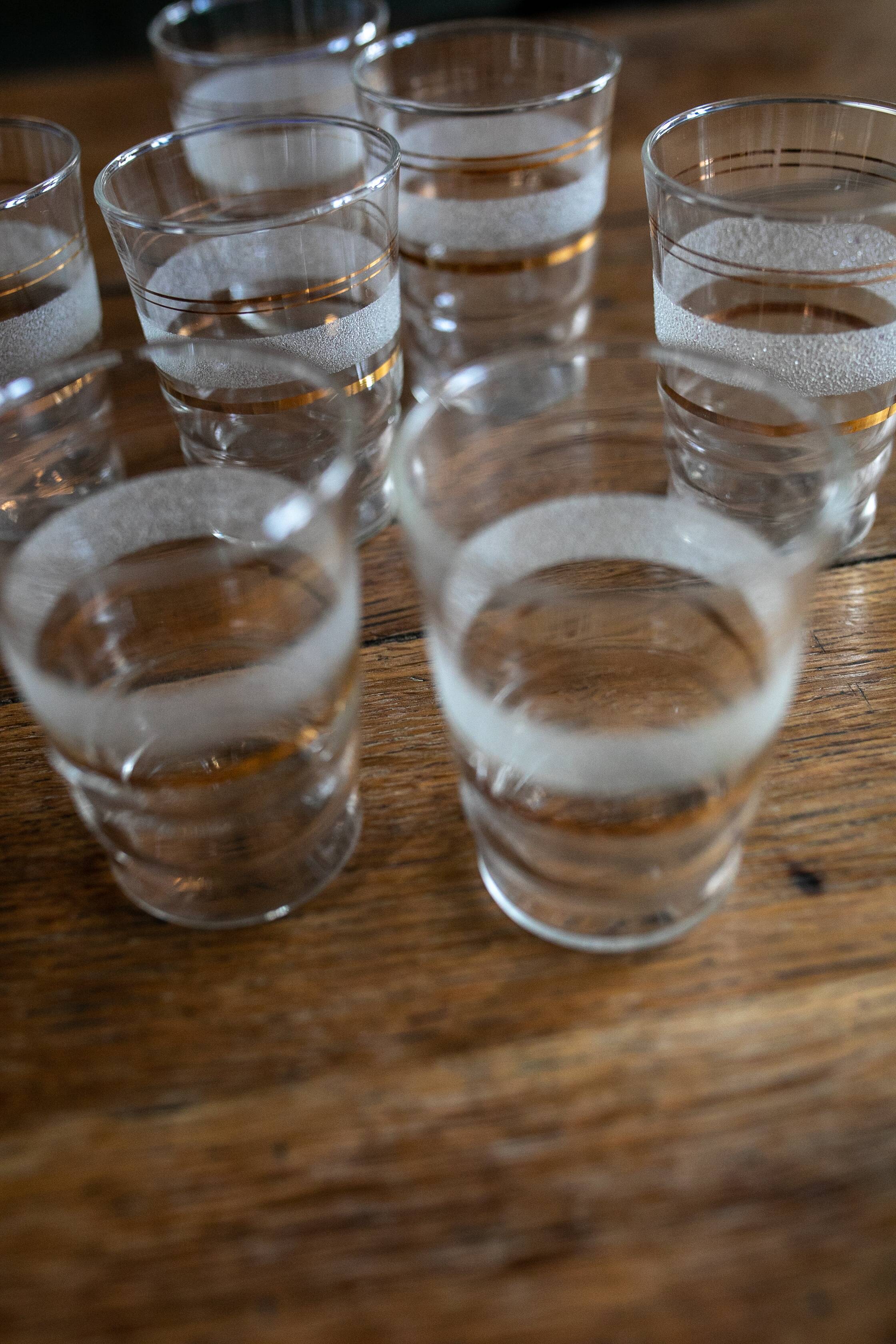Lot de 8 verres granités blancs