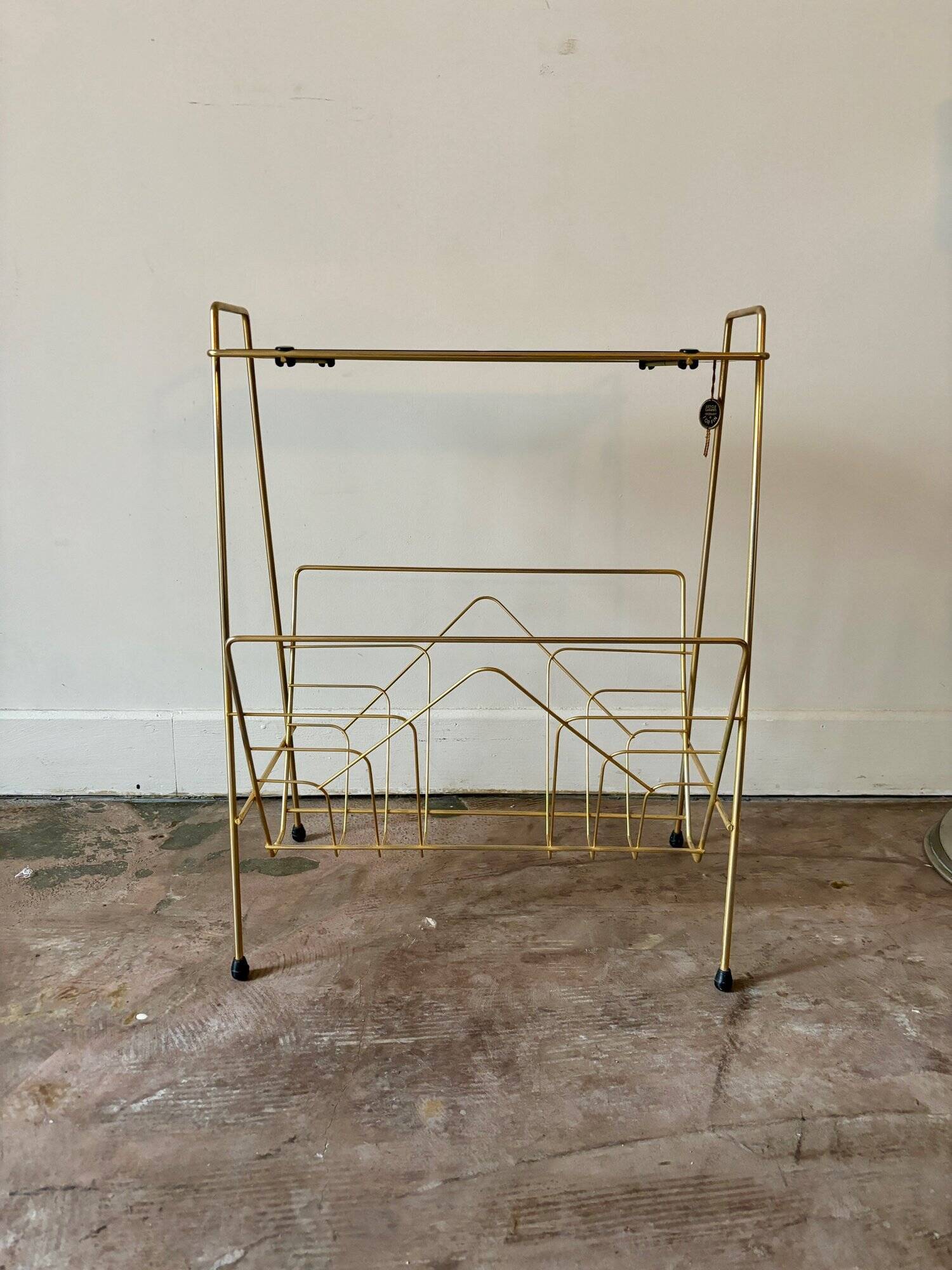 End table, Erdecor magazine holder in gold metal and black glass