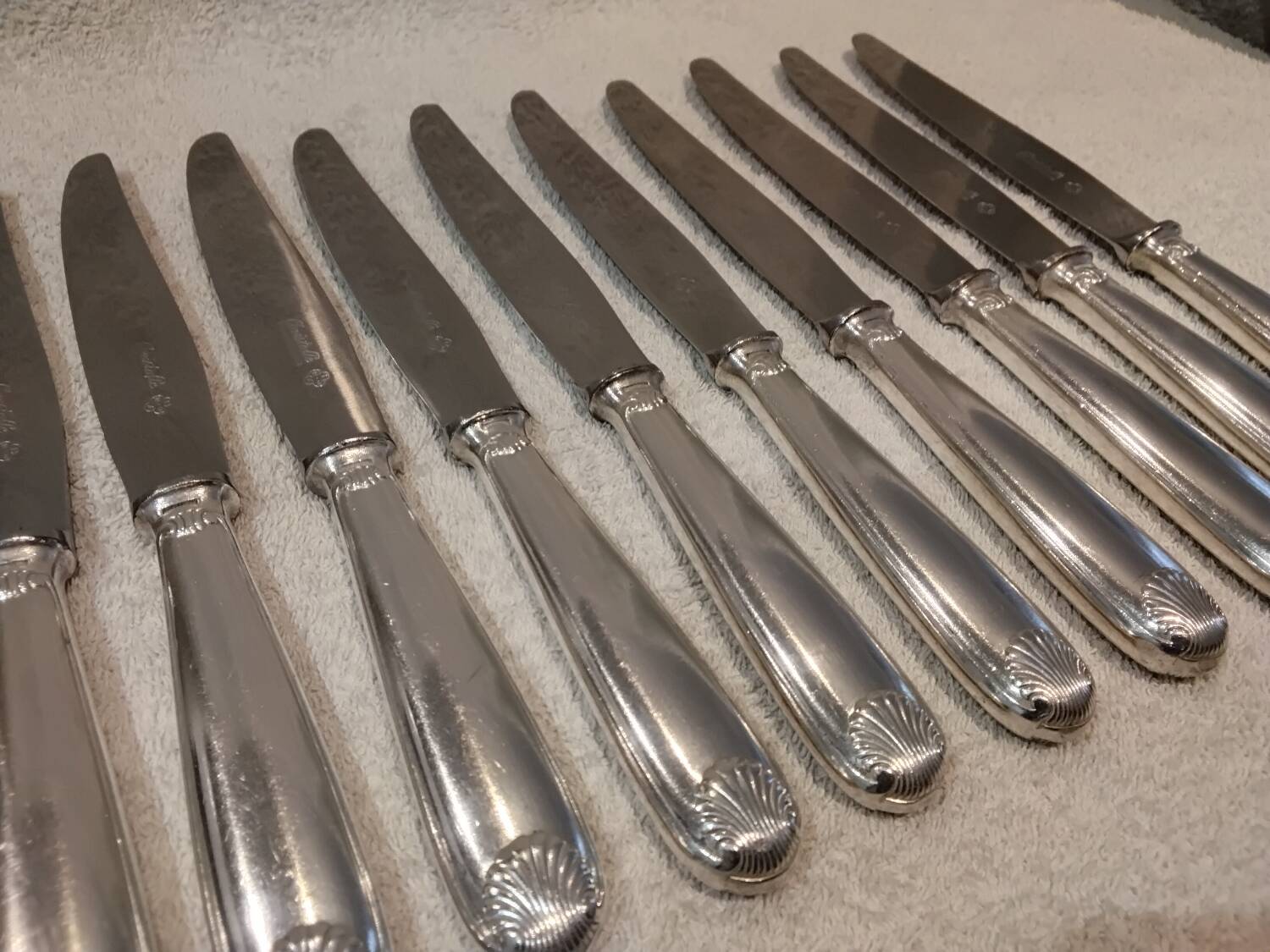 12 silver-plated table knives by Christofle Vendôme, 24.6cm