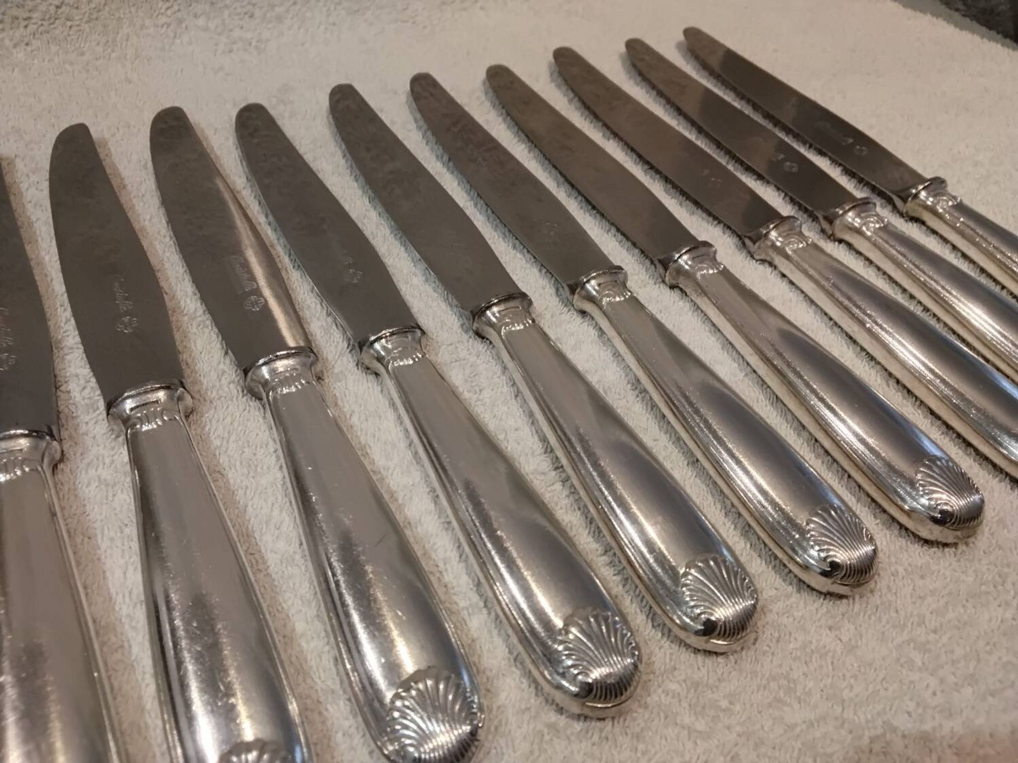 12 silver-plated table knives by Christofle Vendôme, 24.6cm
