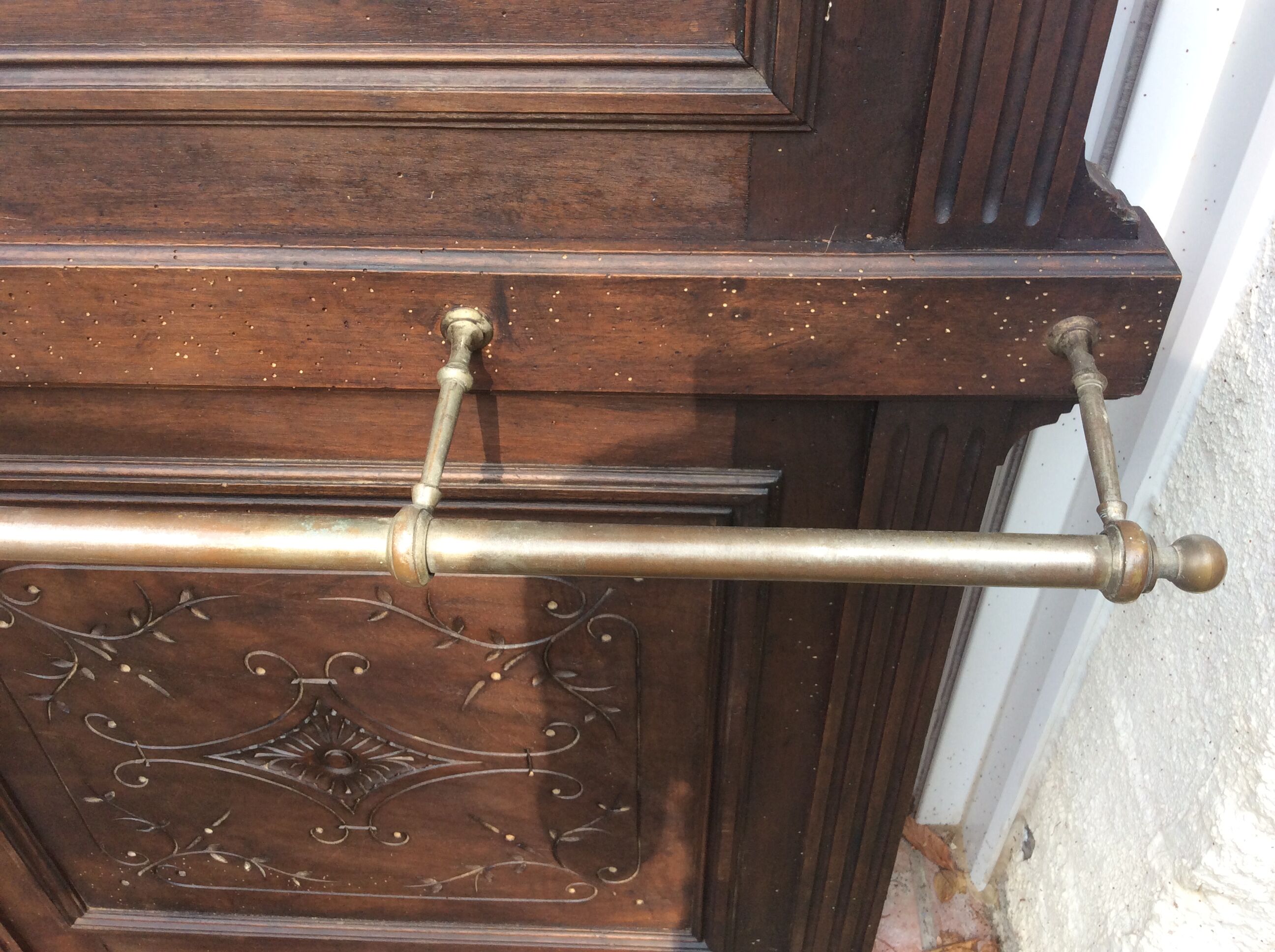 Door coat hat and door parapluise with ice