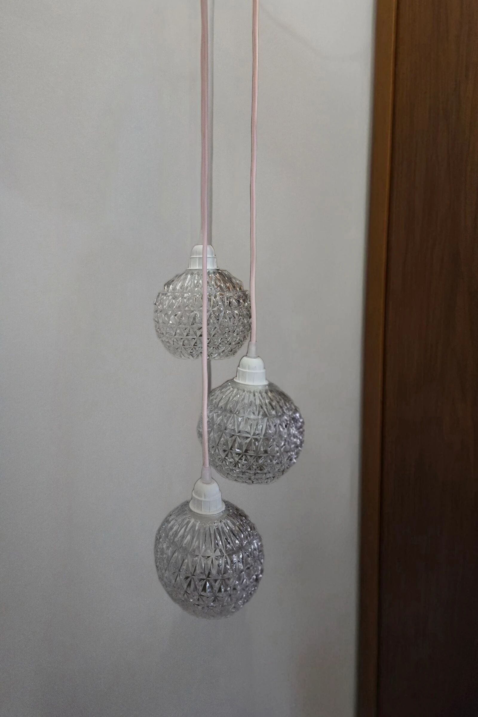 Suspension cascade three globes in cut glass vintage and pink wire