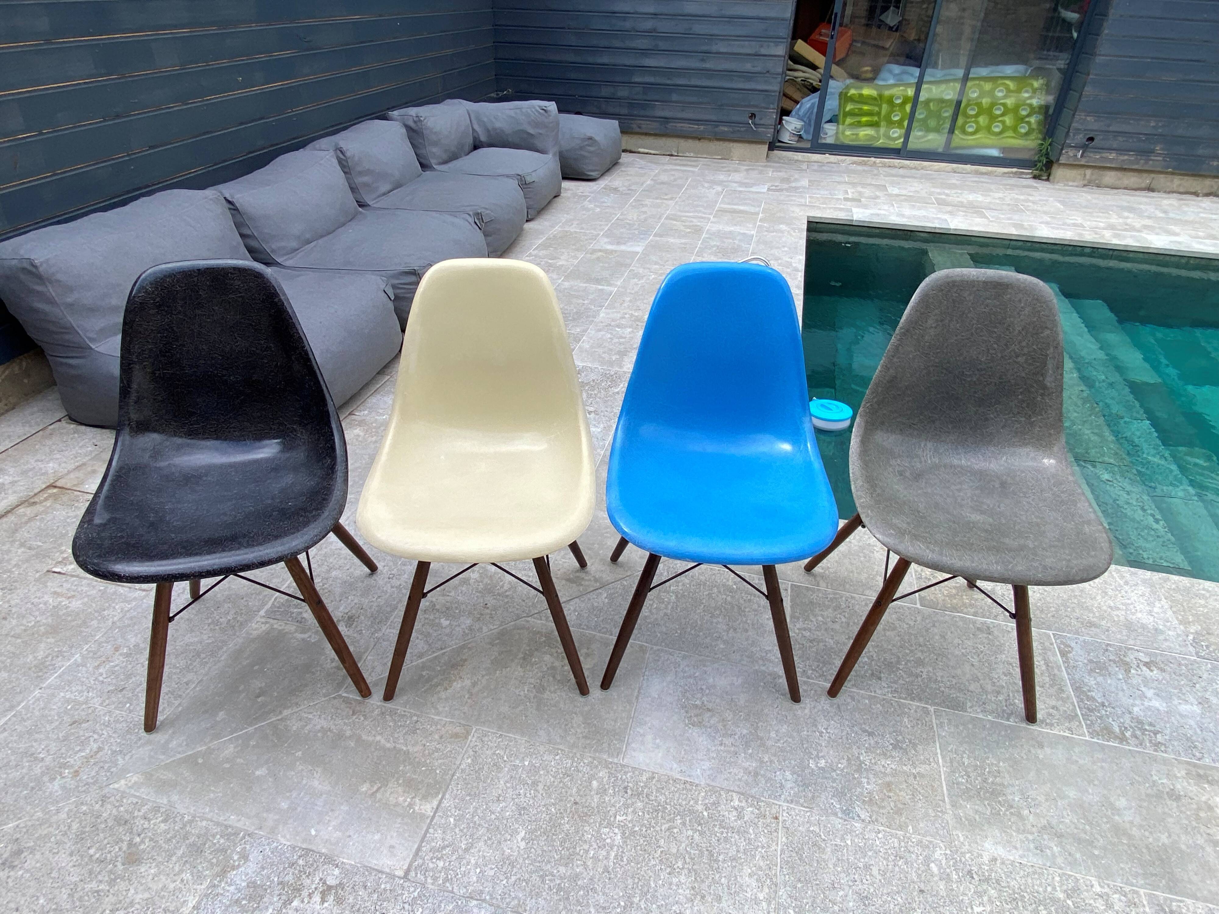 Lot of 4 DSW chairs in walnut fiber by Eames Herman Miller, vintage