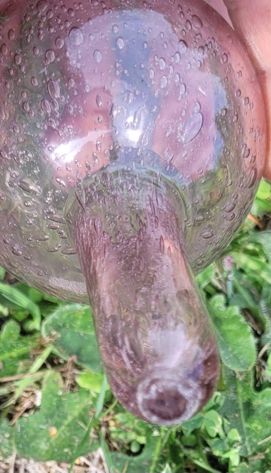 Bouteille en verre soufflé bullé, style verrerie Biot.