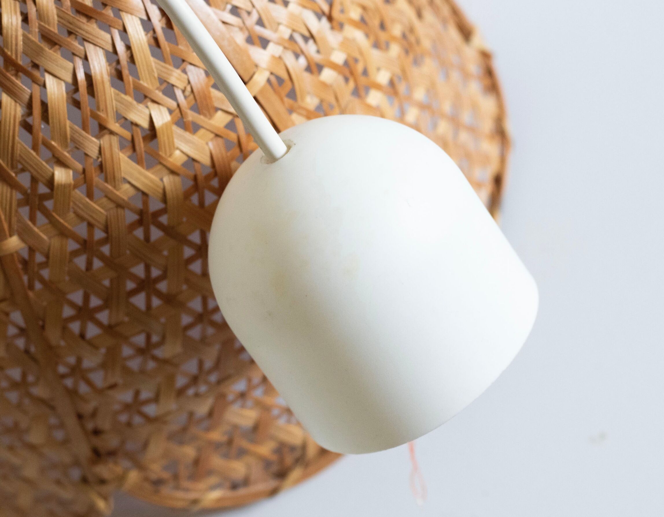 Vintage flower suspension in wicker rattan