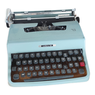 Olivetti lettera 32 typewriter with its satchel
