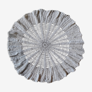 Napperon rond diam. 45,5 cm en coton brodé au crochet avec effet drapé