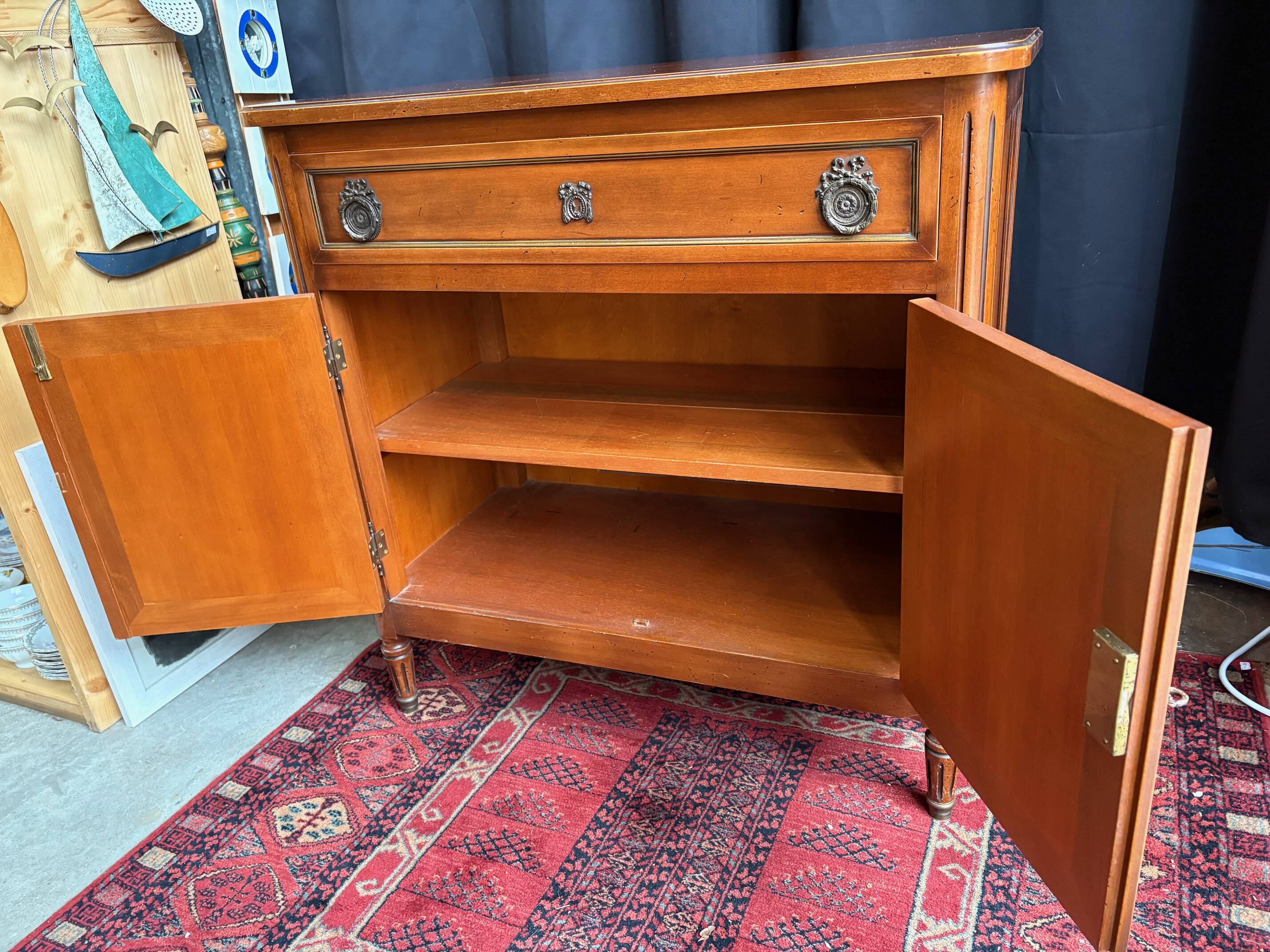 Buffet “style Louis XVI” — pièce décorative avec charme classique