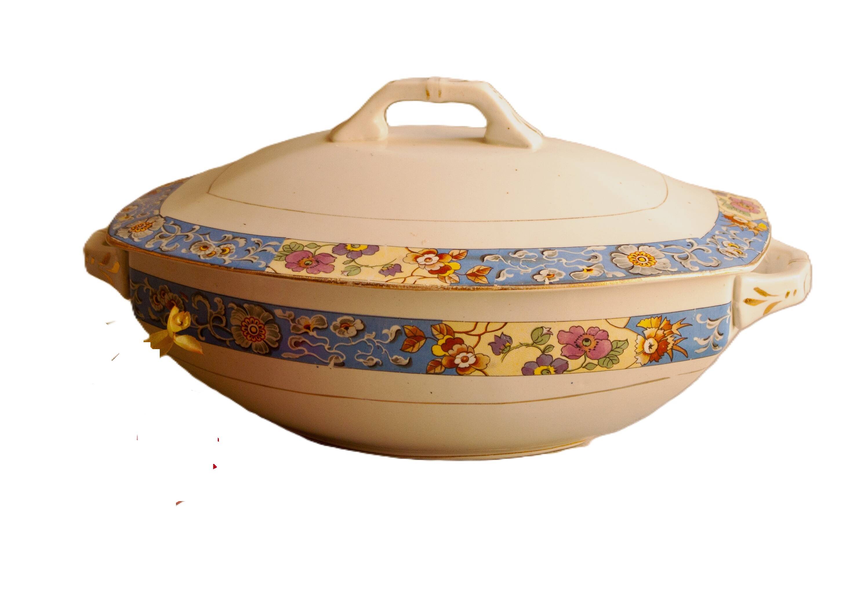 Sopera de porcelana antigua. Manufactured in Spain in the decade of 1920.