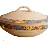 Sopera de porcelana antigua. Manufactured in Spain in the decade of 1920.