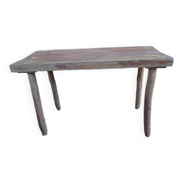 Table brutaliste