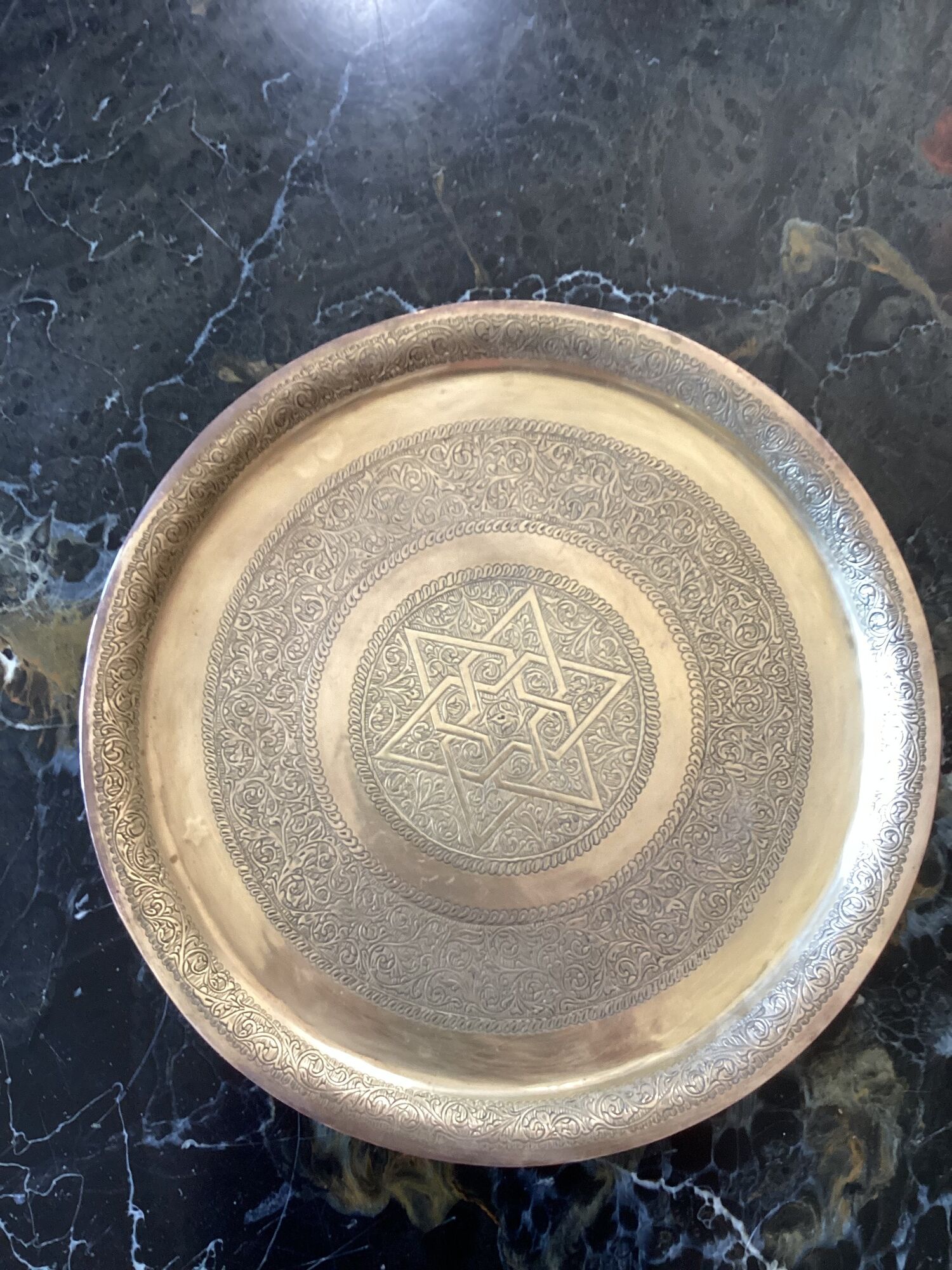 Moroccan tray in gilded brass dimension: height -2.5cm- diameter -35cm-