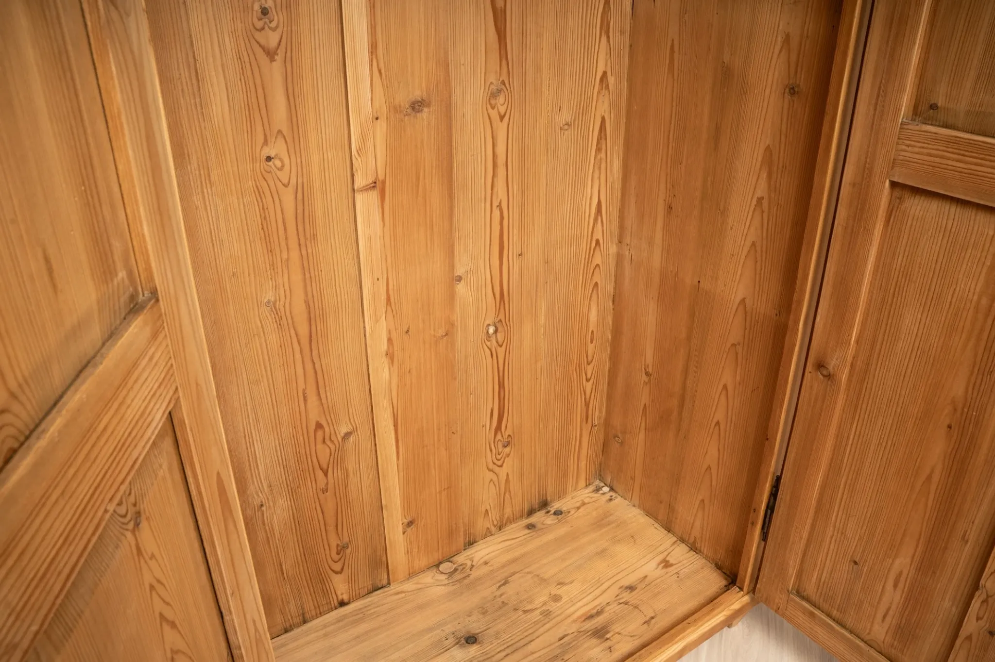 Antique German Pine Wardrobe with Hanging Rail and Shelf, Late 19th Century