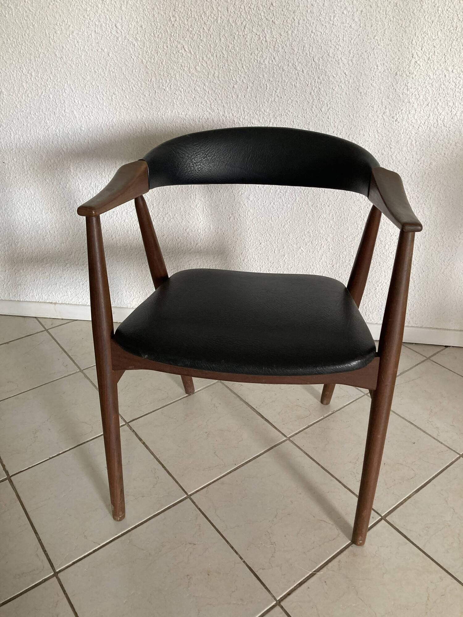 Fauteuil vintage modèle 213 en teck et simili cuir par Th. Harlev pour Farstrup Møbler