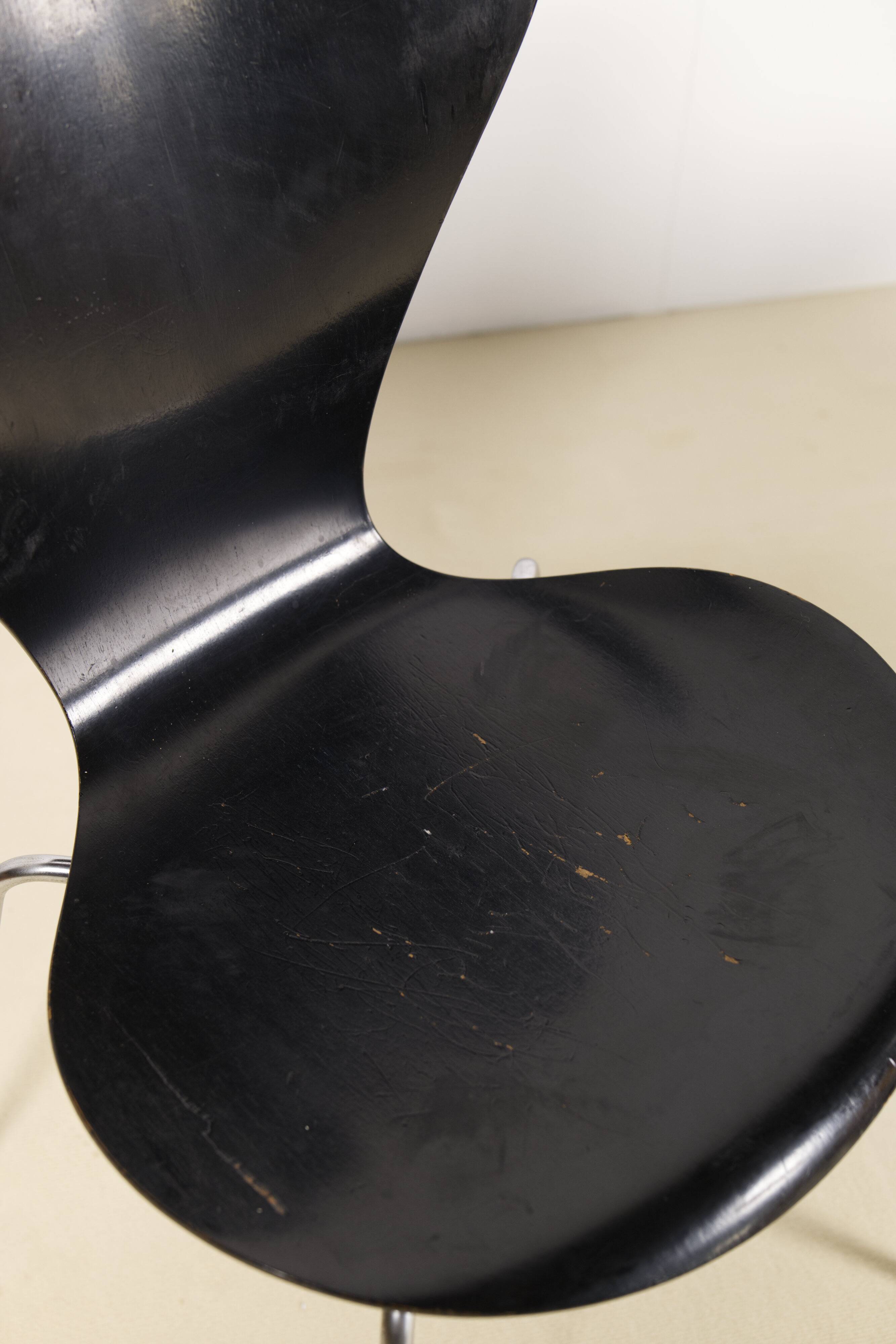 Pair of early 3107 "Syveren" Arne Jacobsen dining chairs, 1965