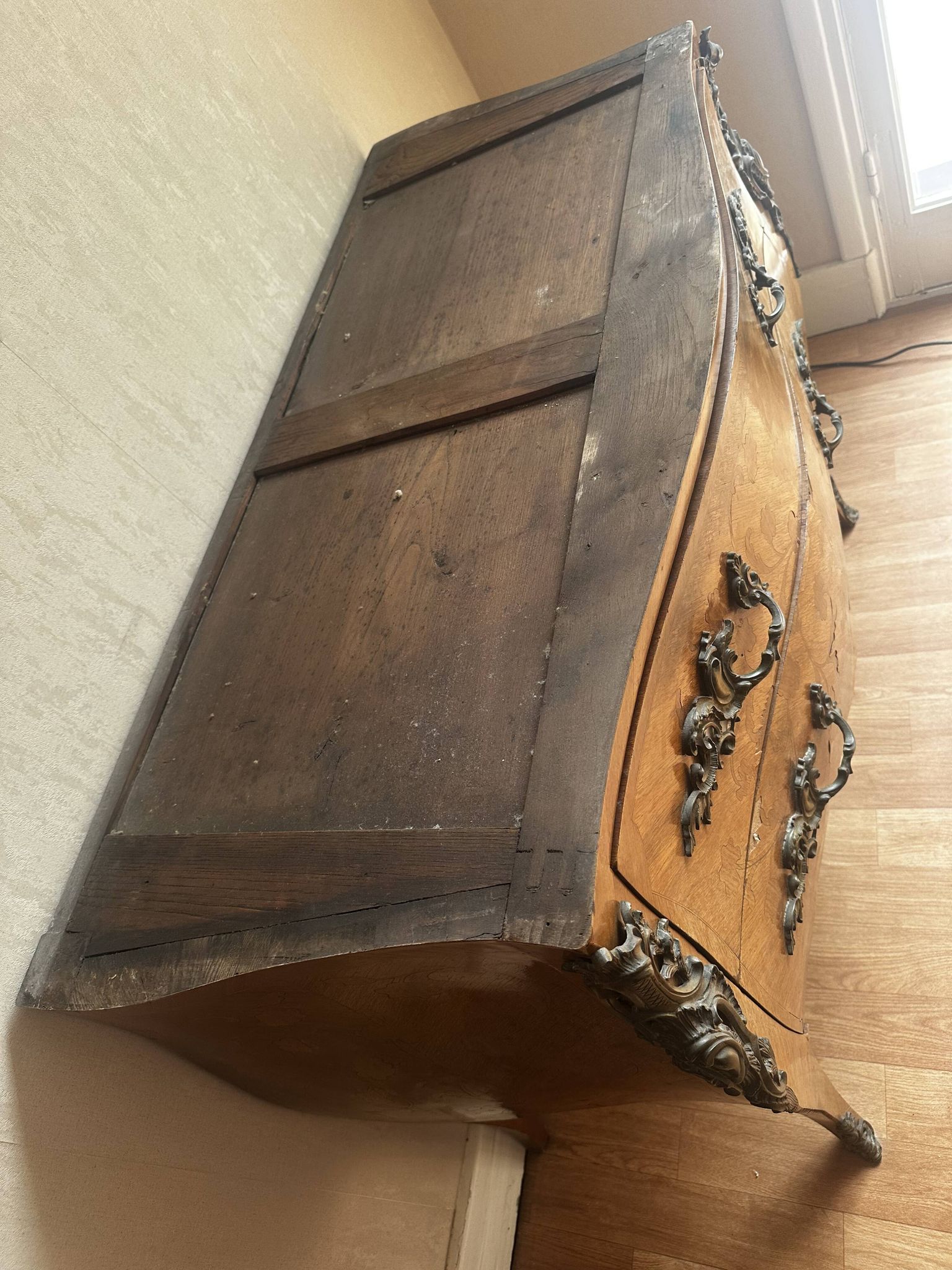 Commode galbée marquetée style Louis XV – plateau marbre- 19 e siècle