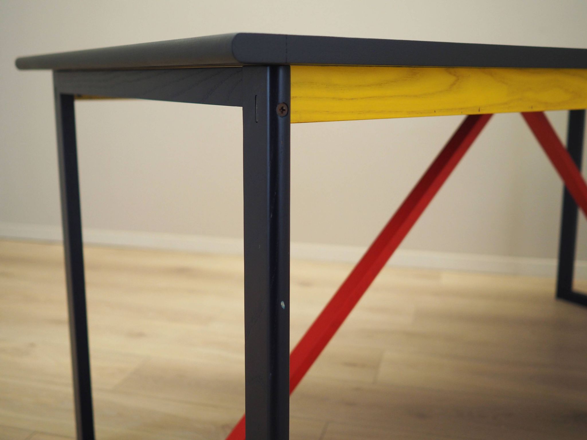 Bureau en acacia, design italien, années 1980, production : Italie