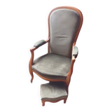 Fauteuil voltaire et un repose pieds
