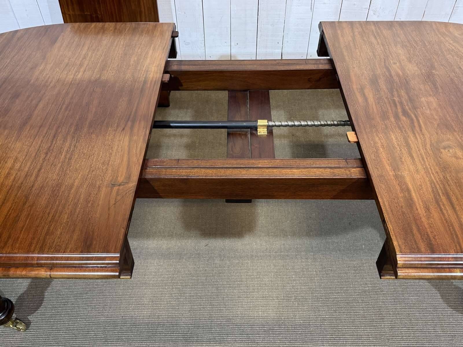 Victorian style oval mahogany table with 1 extension.