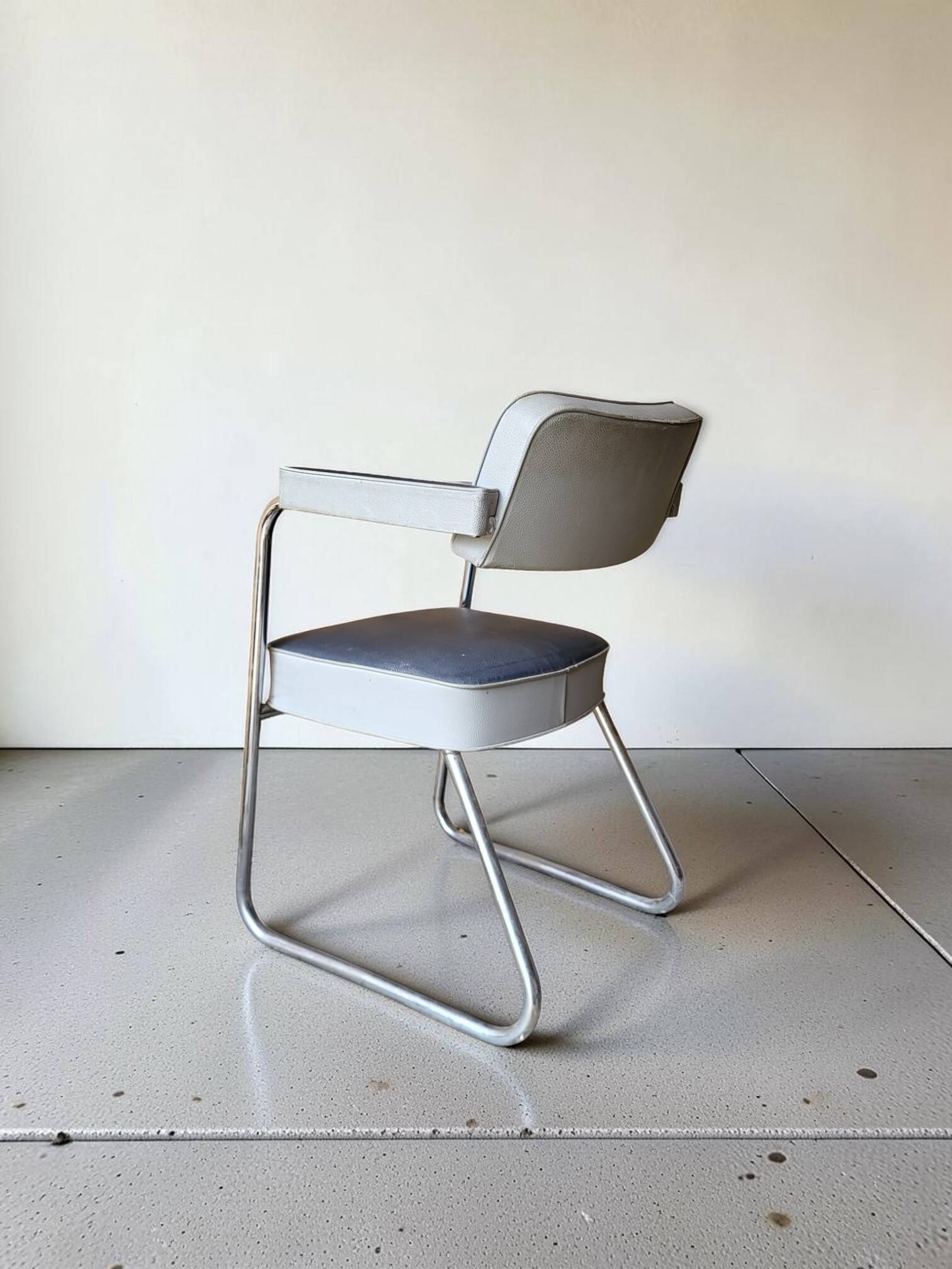2 armchairs from the 1950s in the Ronéo style of Pullman.