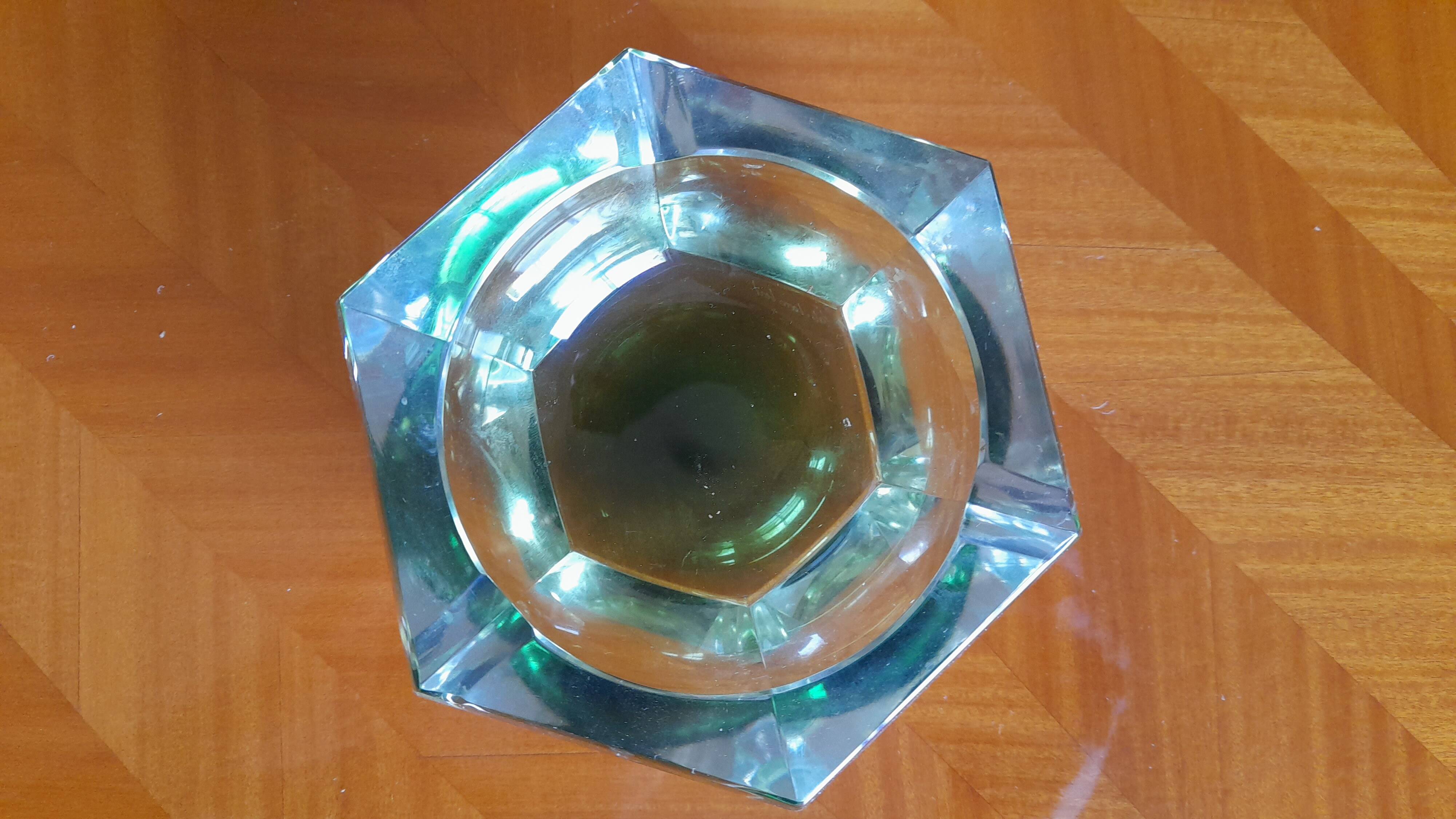 Cendrier en cristal ou verre avec de superbes reflets bleu vert